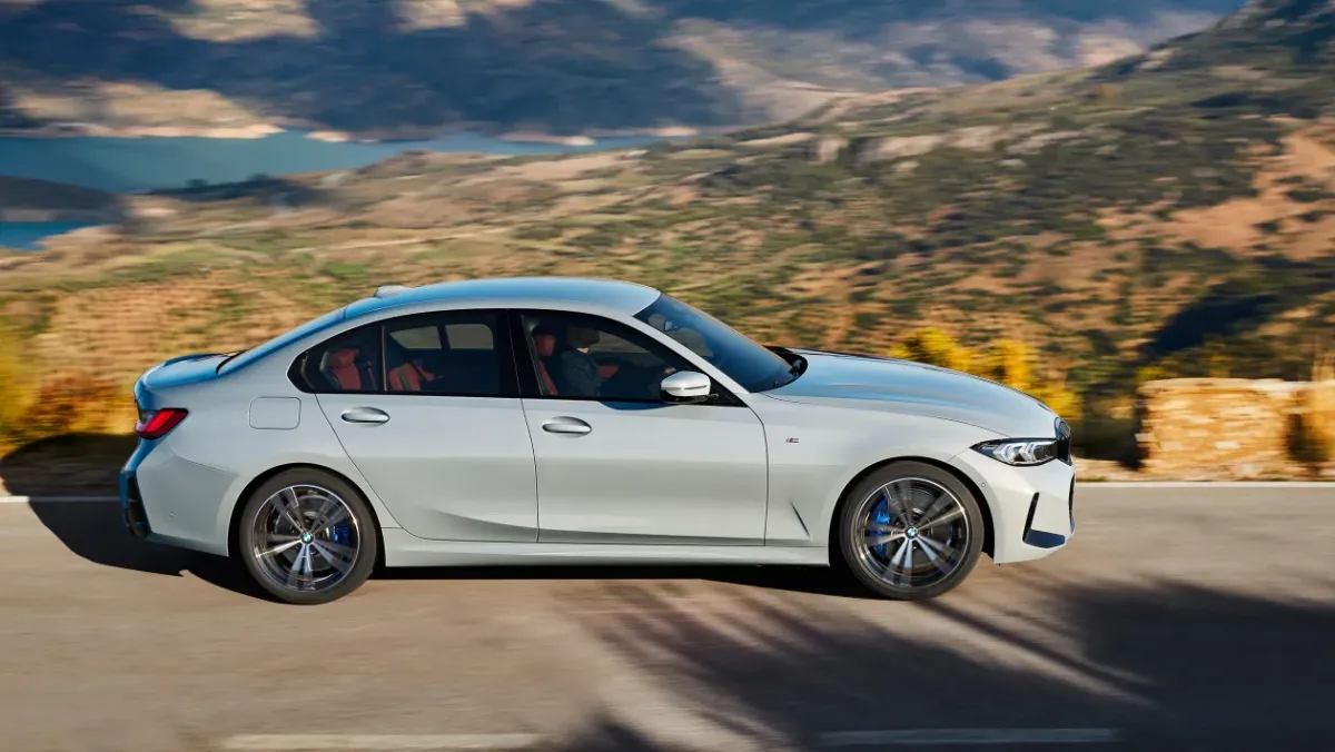2022-BMW-3-series-facelift-12