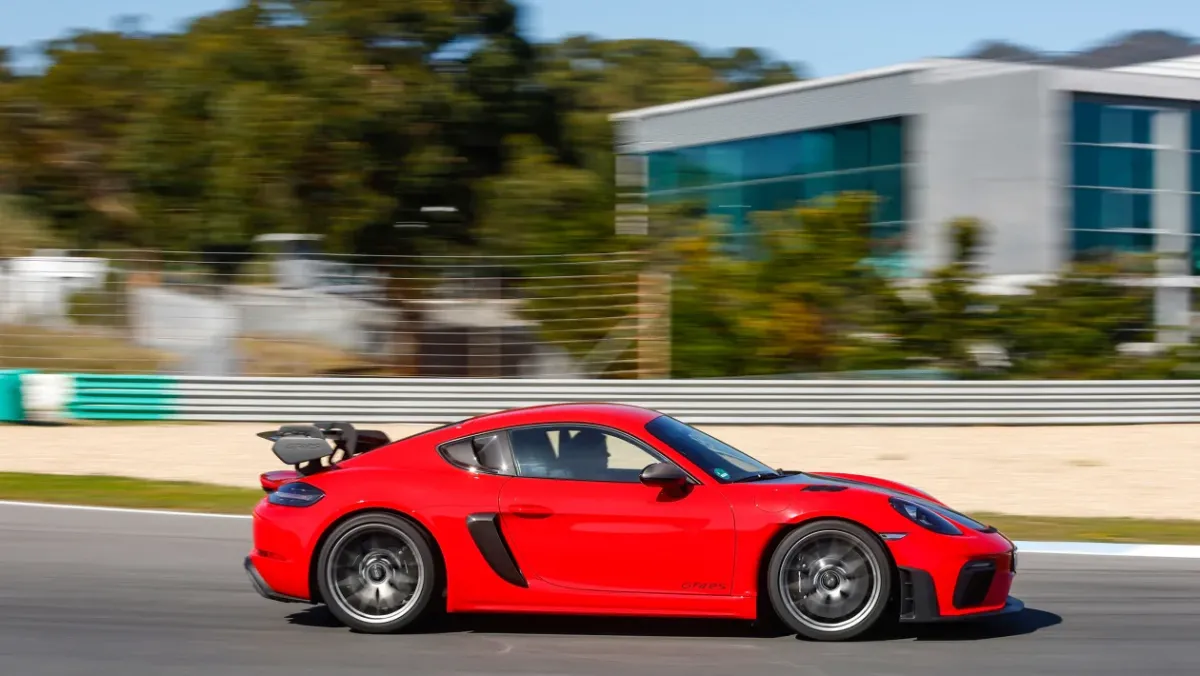 718-Cayman-GT4-RS-11