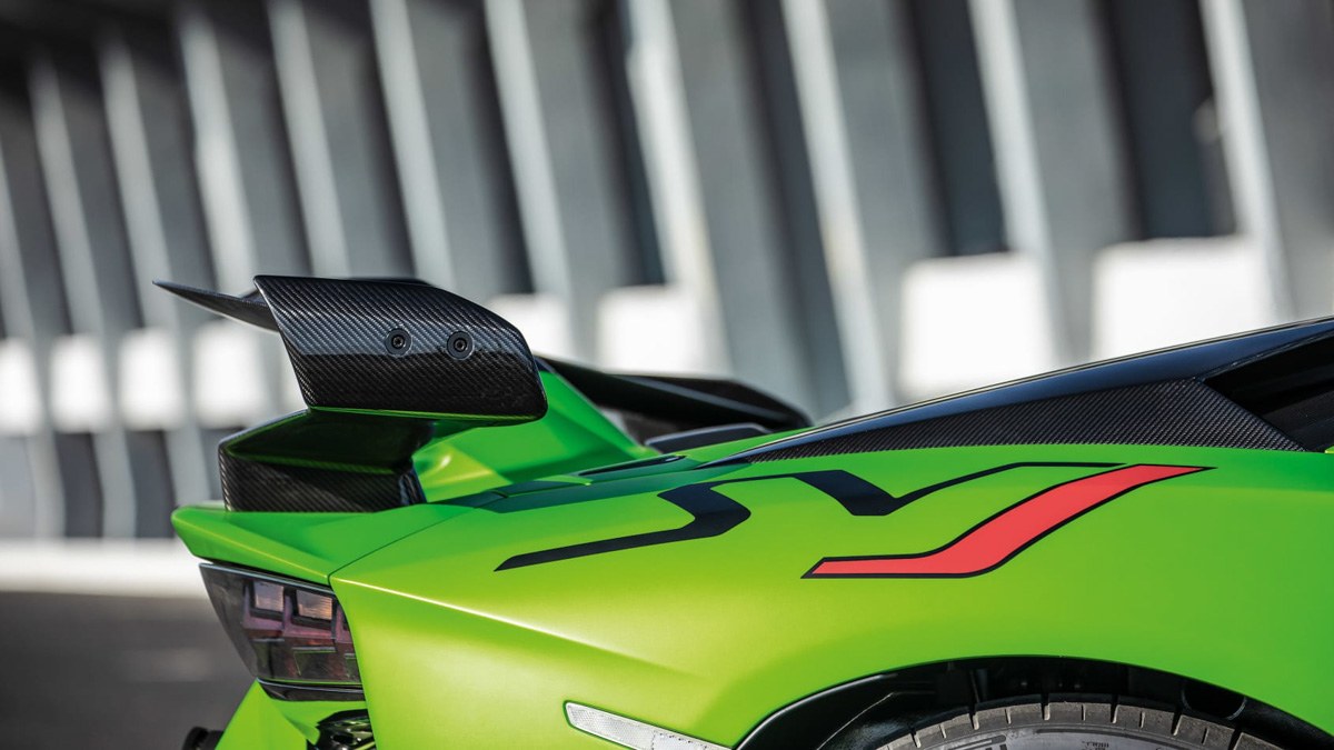 Lamborghini-Aventador-SVJ-vs-McLaren-600LT-3