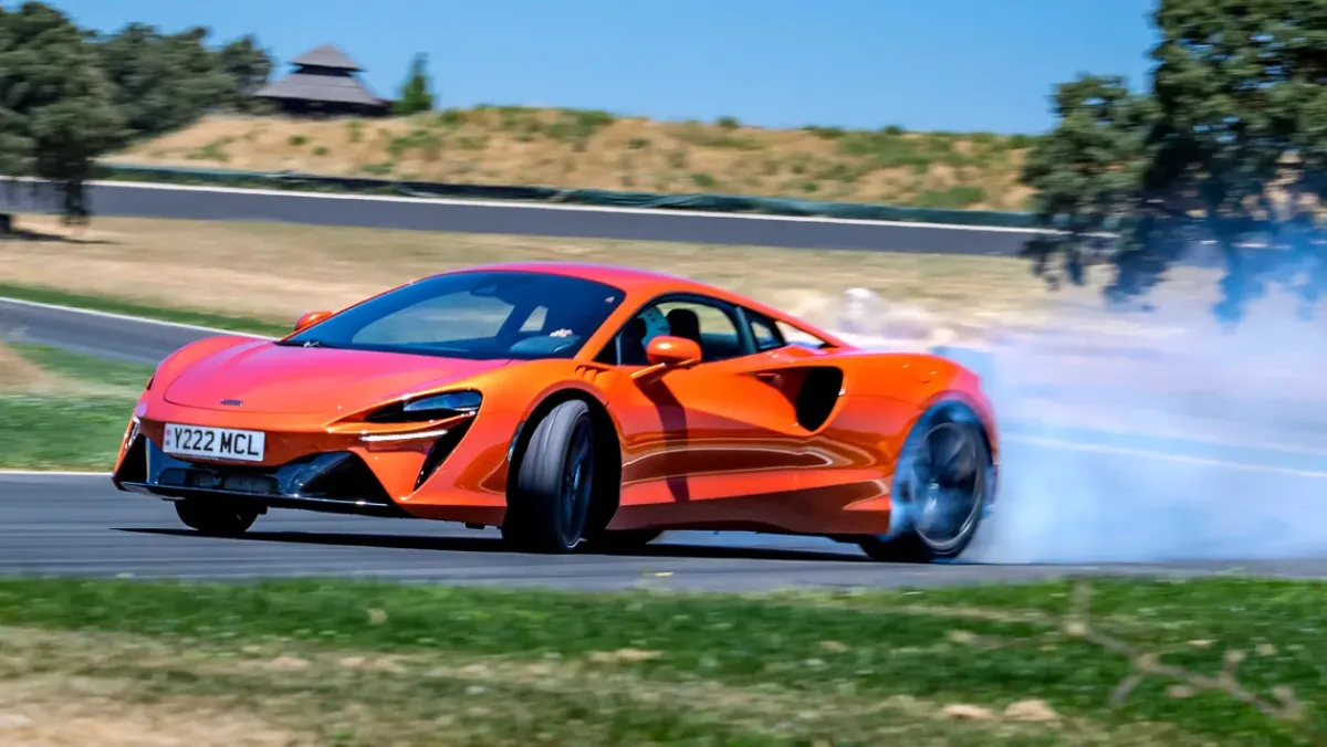 McLaren-Artura-2022-review-1