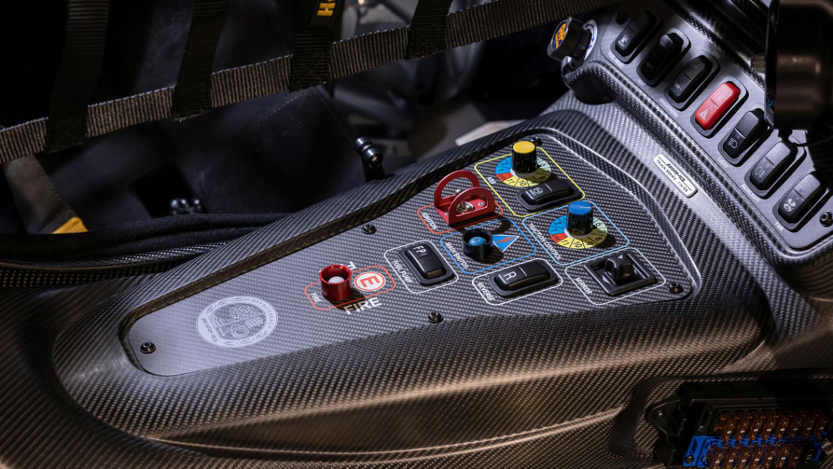 Mercedes-AMG-GT-Track-Series-10