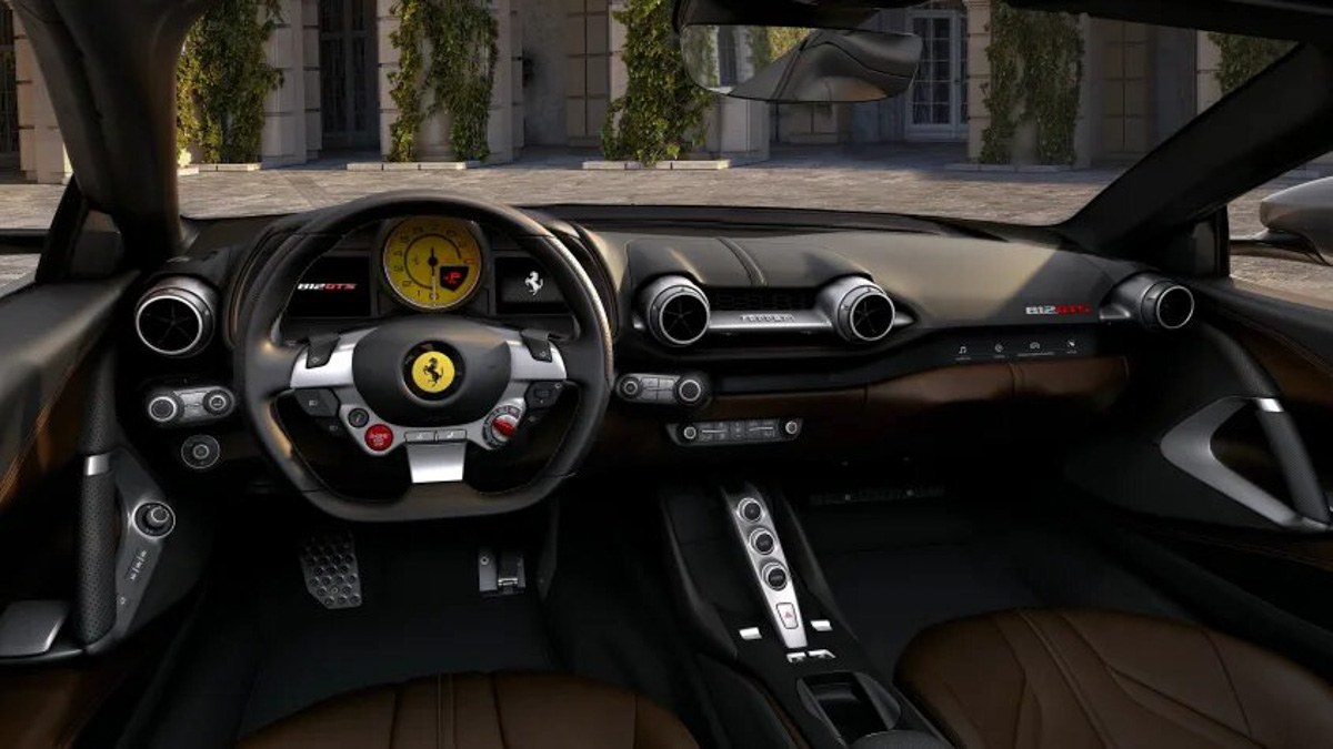 New-Ferrari-812-GTS-revealed-6
