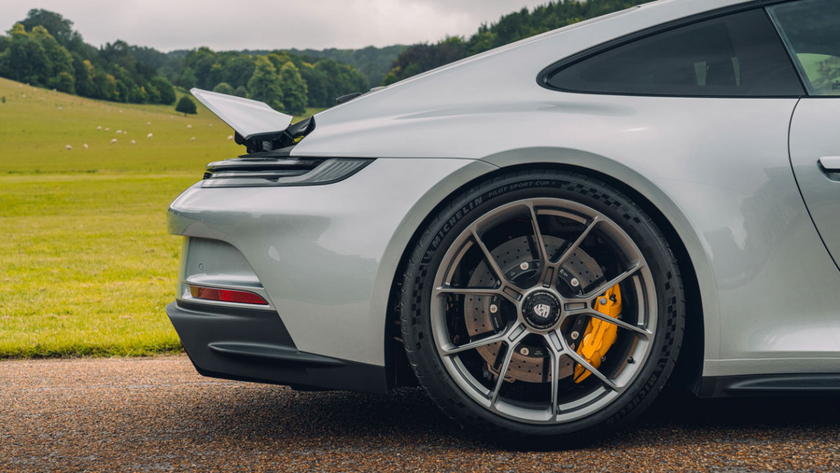Porsche-911-GT3-Touring-10