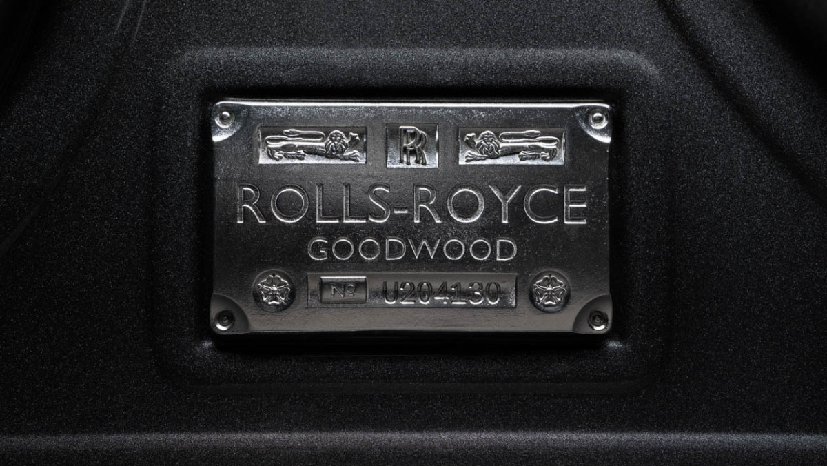 Rolls-Royce-Ghost-Black-Badge-6